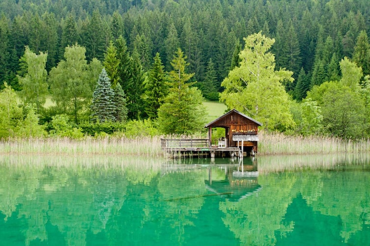 Bootshaus im türkisen Weissensee (Bild: Marco Rossi)