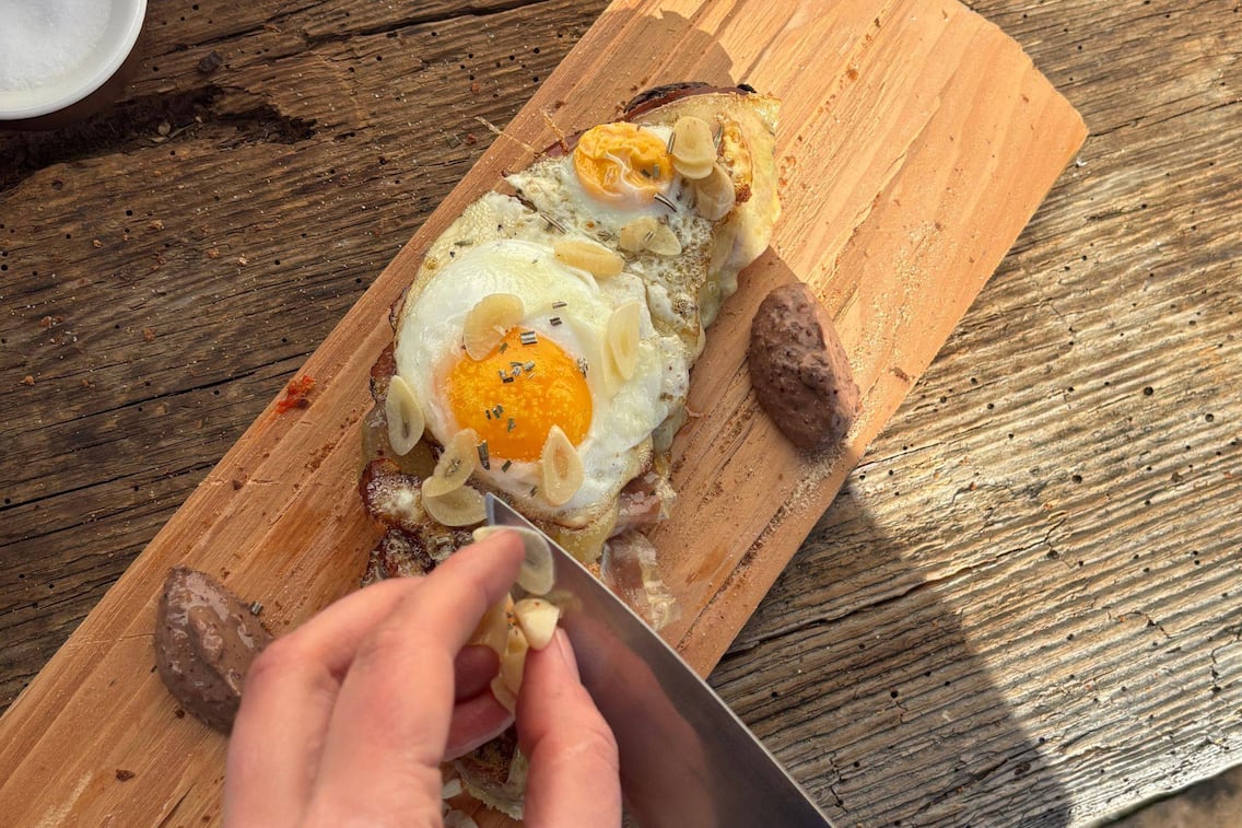 Ein knuspriger Bauerntoast auf einem Holzbrett.