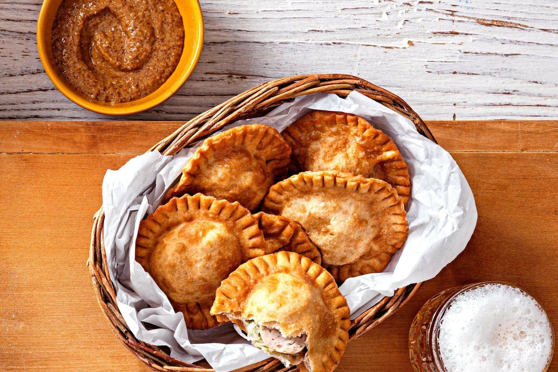 Teigtaschen, frittiert, Rettich, Weißwurst, Bier, Weidekörbchen, süßer Senf, Rezept