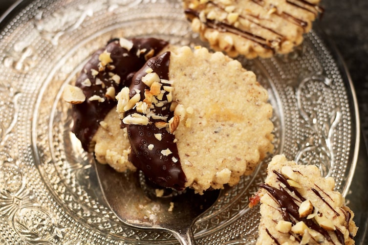 Kekse, Weihnachtskekse, Plätzchen, gefüllte Plätzchen, gefüllte Kekse, Marmeladekekse, Schokolade, Haselnüsse, Servus Rezept