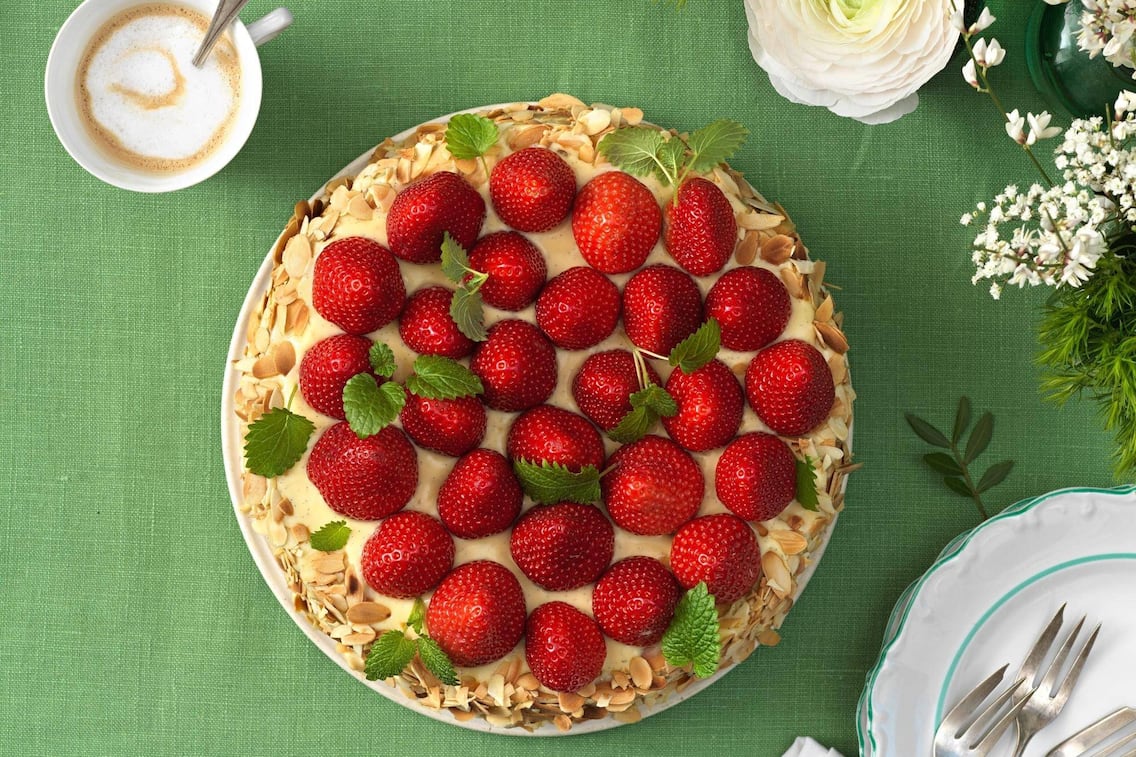 Erdbeerkuchen, Vanillecreme, Erdbeeren, Kaffee, Minze, Mandelblättchen, Nachspeise, Servus Rezept