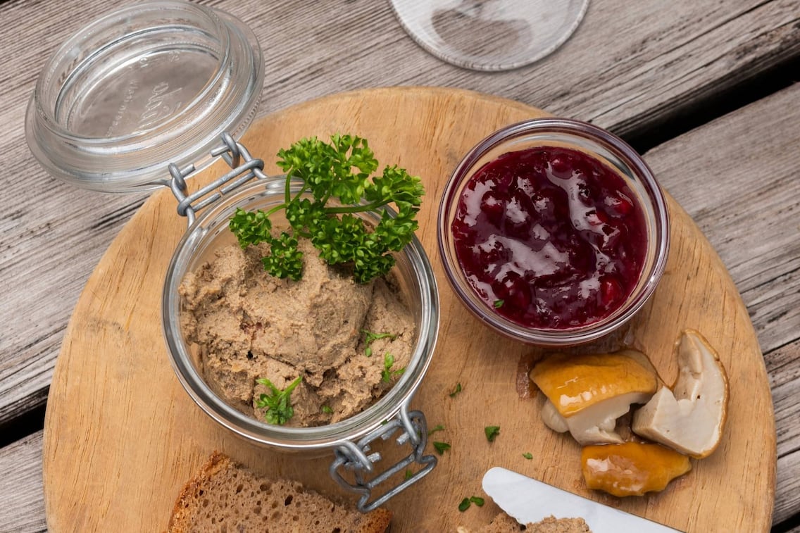 Leberpastete, Lammleberpastete, Petersilie, Preiselbeeren, Brot, Messer, Holzbrett