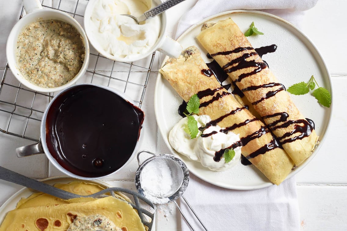 Palatschinken, Schlagobers, Schokoladensauce, gefüllte Palatschinken, Nachspeise, Servus Rezept